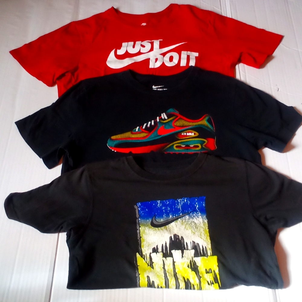 3 Nike T - Shirts